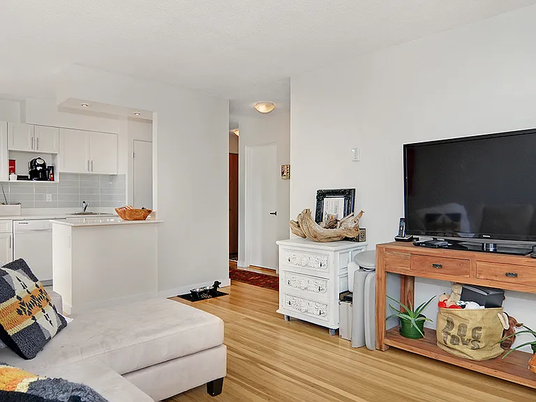 1952 Comox St #501 — Photo 6