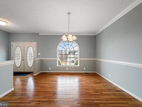 4th image of 327 Clydesdale Dr