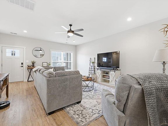 5th image of 138 Sunburst Villa Dr