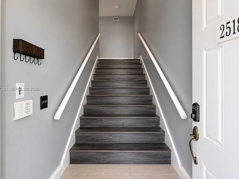 2518 SE 20th Pl #203-B — Photo 5