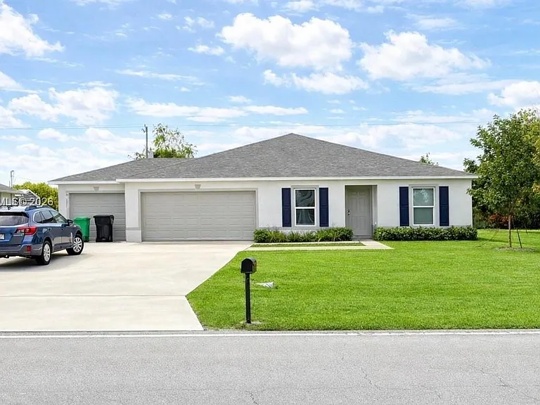 2180 SW Cameo Blvd — Photo 1