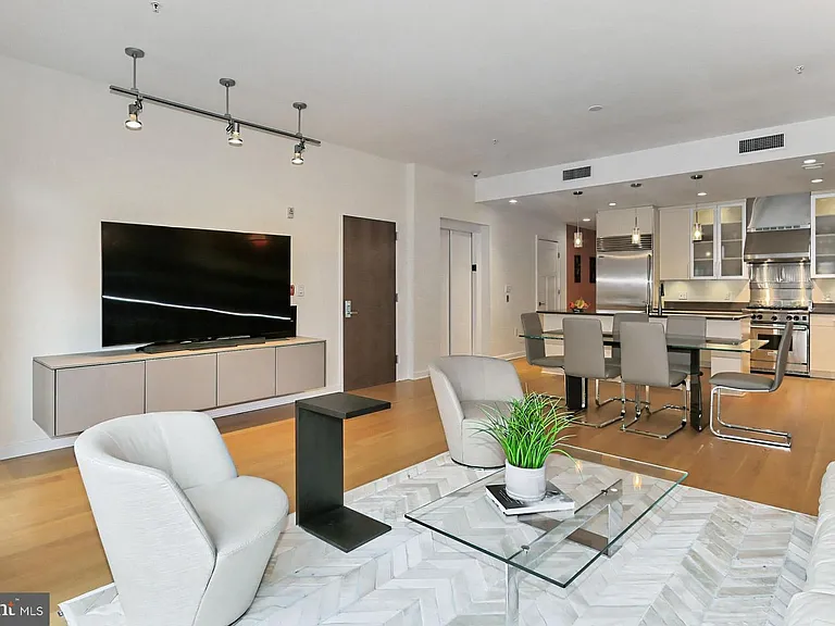 1700 Clarendon Blvd #123 — Photo 17