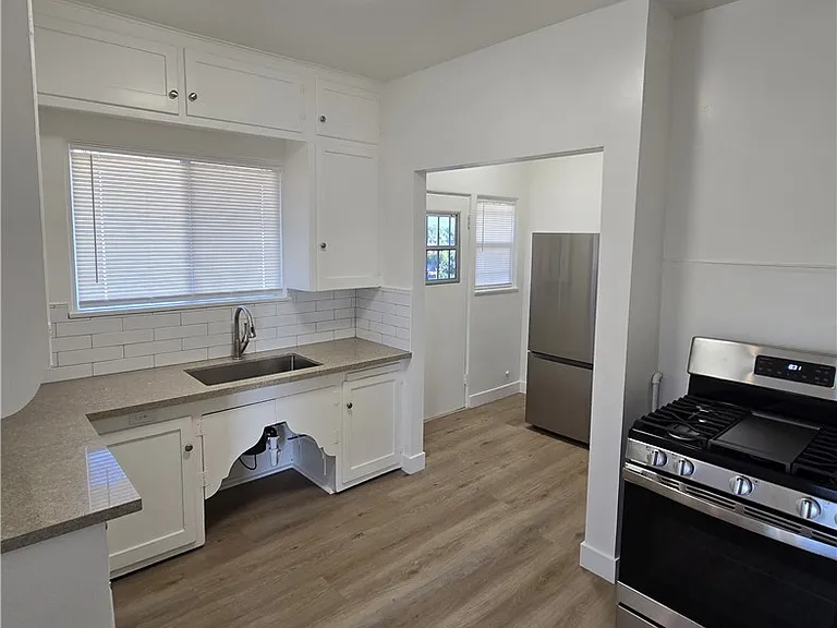 5740 California Ave — Photo 9