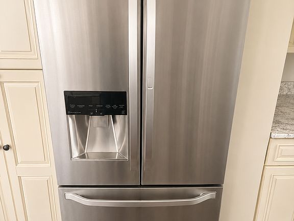 3rd image of 10401 Grosvenor Pl APT 622