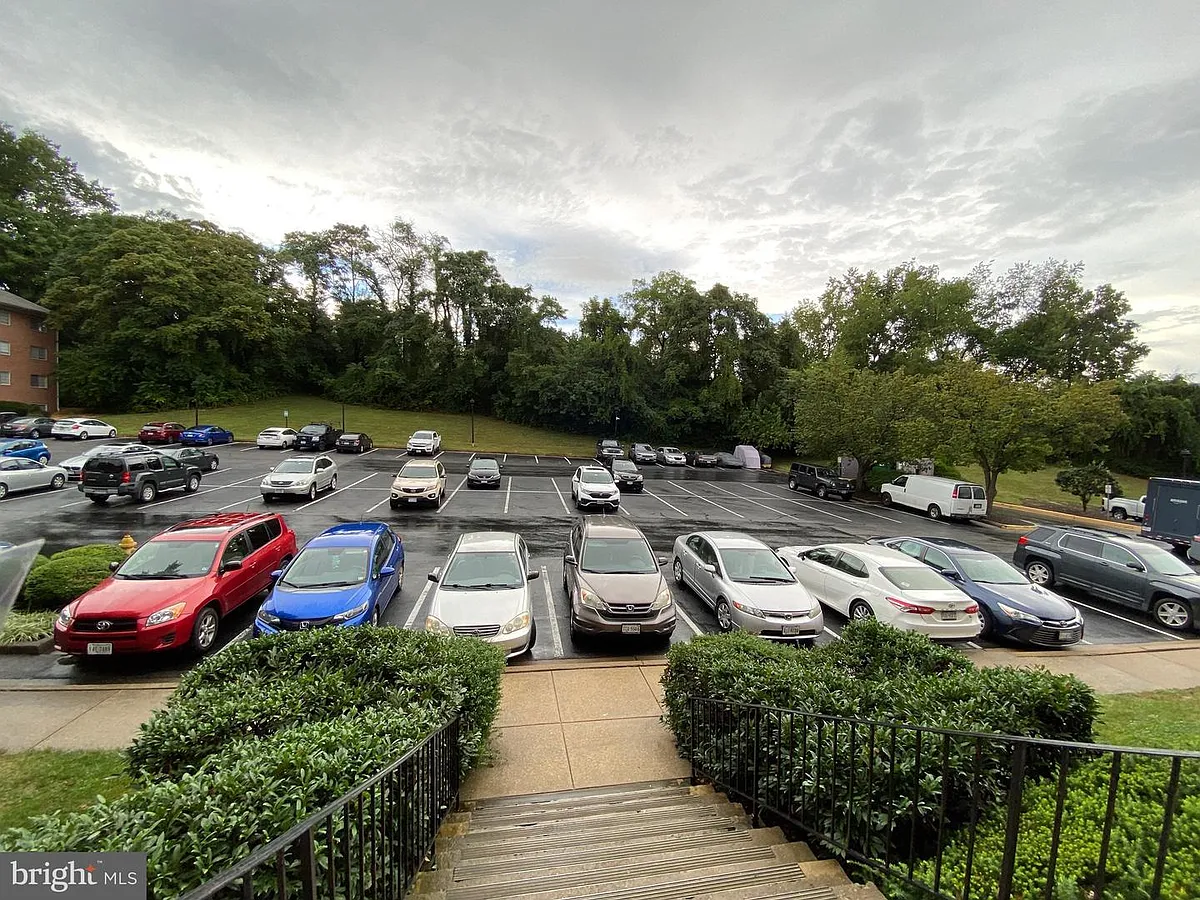 Building Photo - 1531 Colonial Dr #104