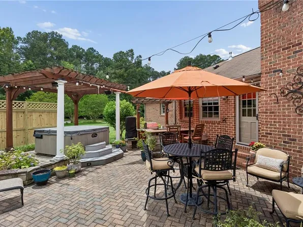 125 River Point Dr, Yorktown, VA 23693