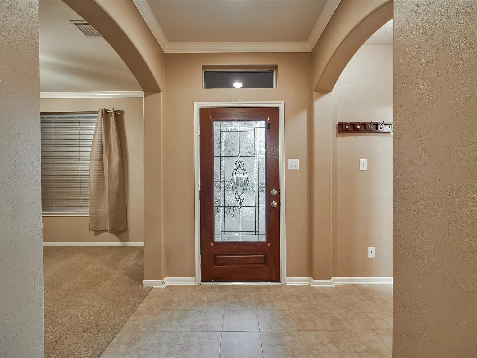 3 bed, 2.5 bath, 2035 sqft, $2,250 — Photo 2