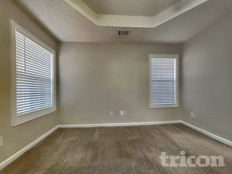 212 Revolutionary Dr — Photo 8