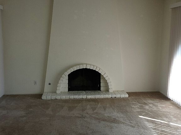 Living Rm w/ Fireplace