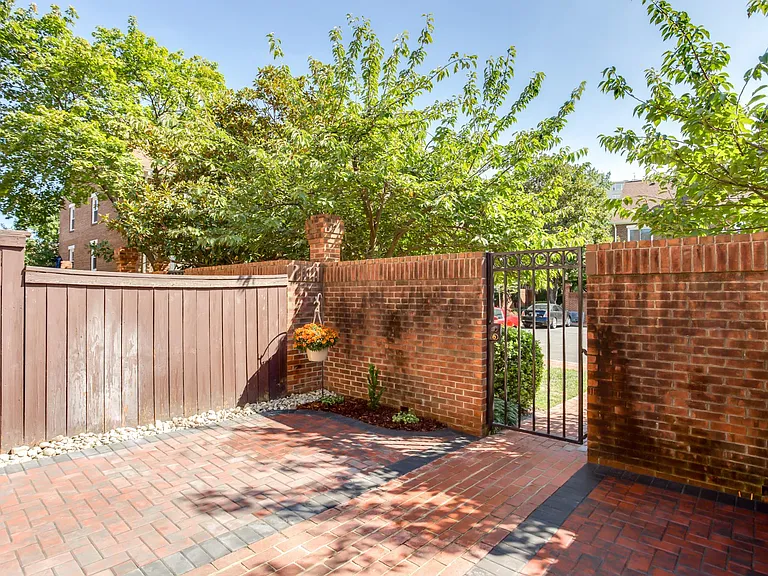 1045 N Stafford St — Photo 4
