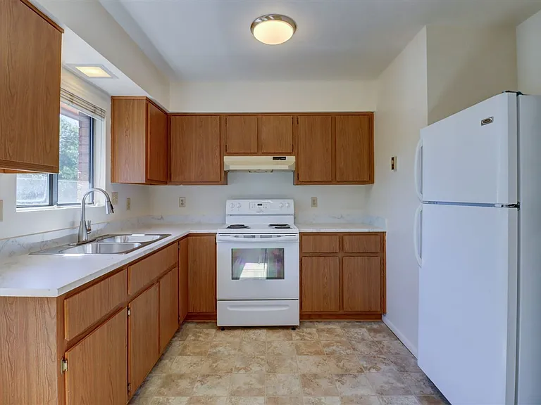 645 Ash St — Photo 11