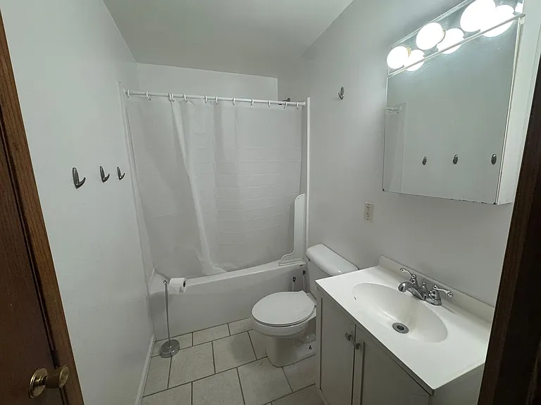525 E 47th St — Photo 35