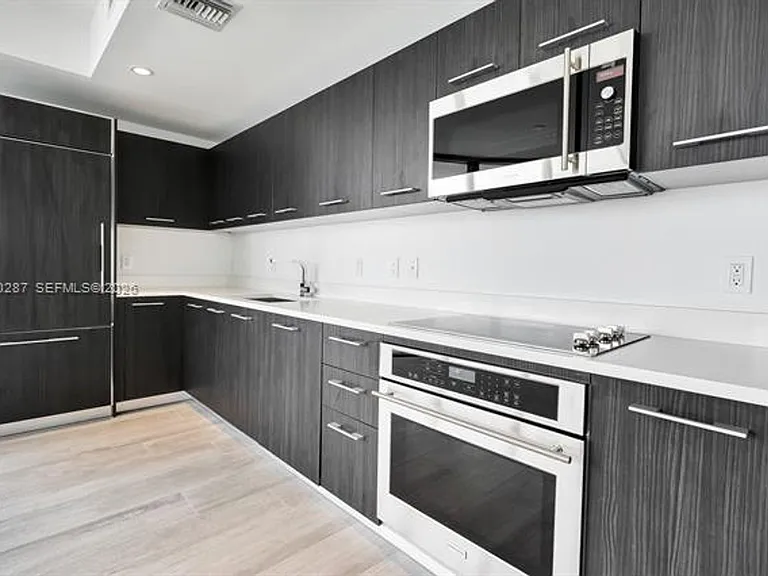 45 SW 9th St #CU-1806 — Photo 1