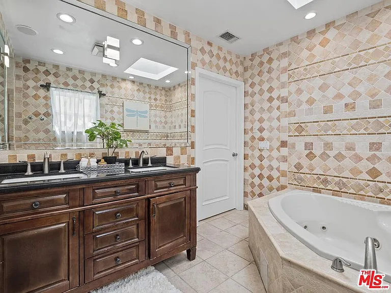 482 S Sherbourne Dr — Photo 12