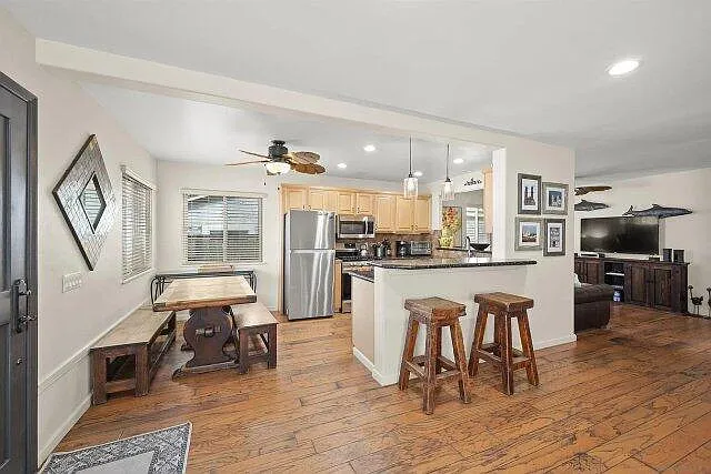 3 bed, 1343 sqft, $9,000 — Photo 4