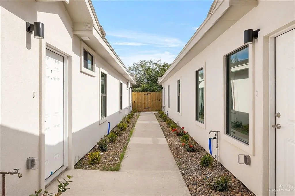 3 bed, 2.0 bath, 4160 sqft, $1,100 — Photo 3