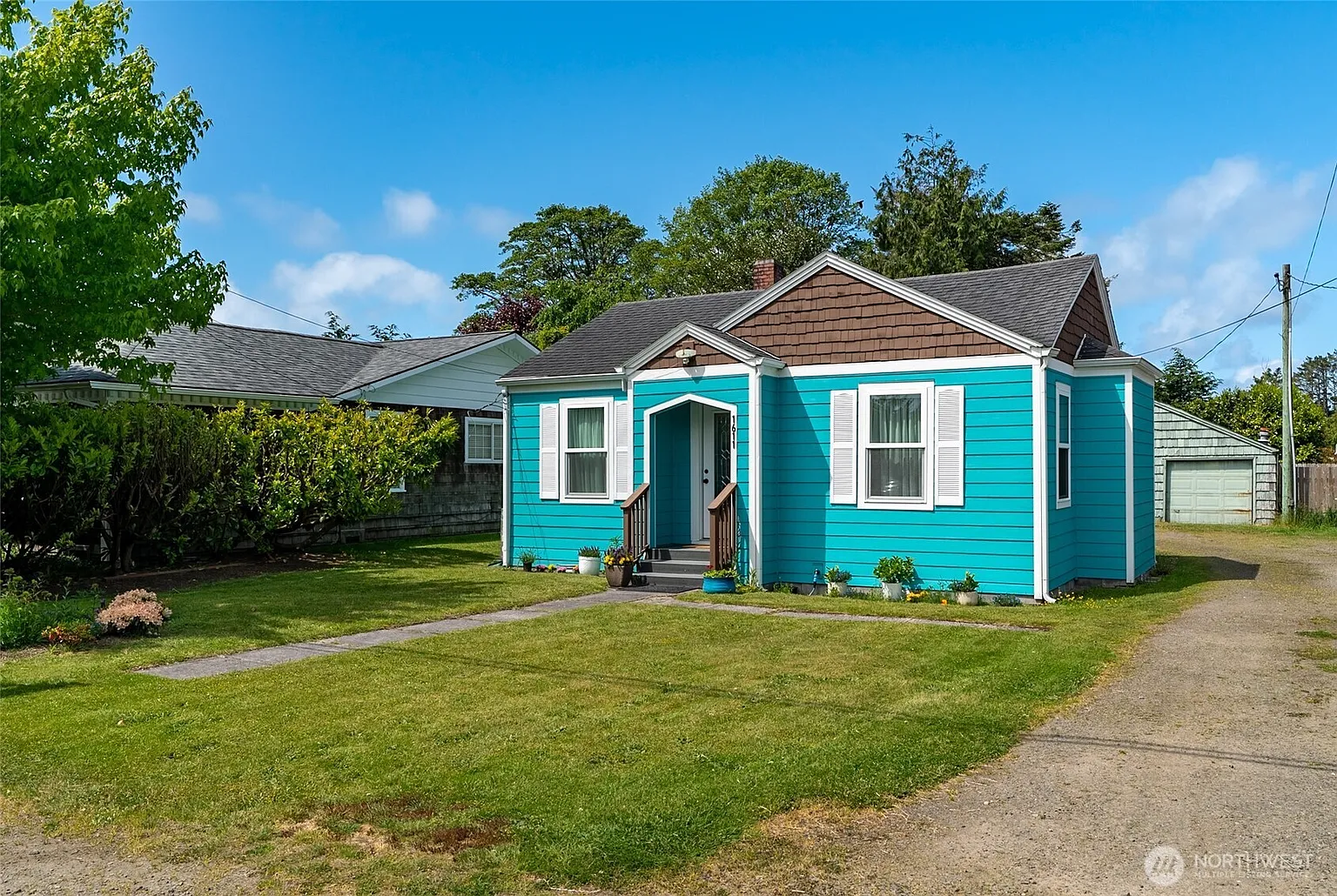 1611 Washington Avenue N photo 1