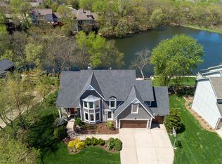 7716 Oakview Ln, Lenexa, KS 66216