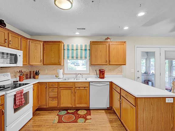 4th image of 631 Sunflower Cir