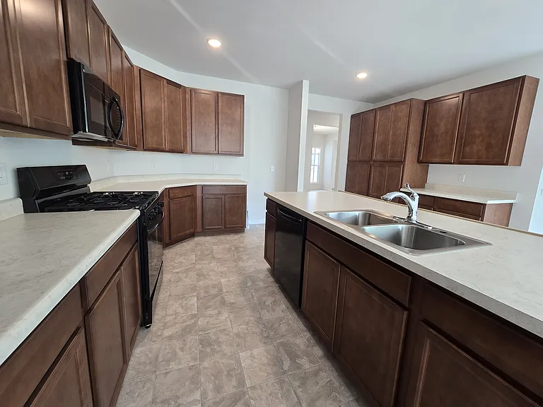 140 Sterling Dr — Photo 2