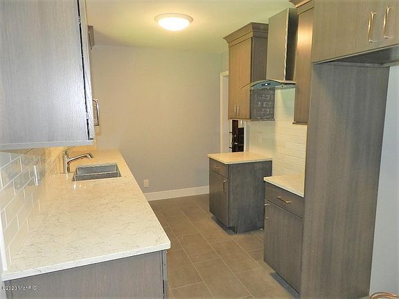 3rd image of 371 Collins Ave