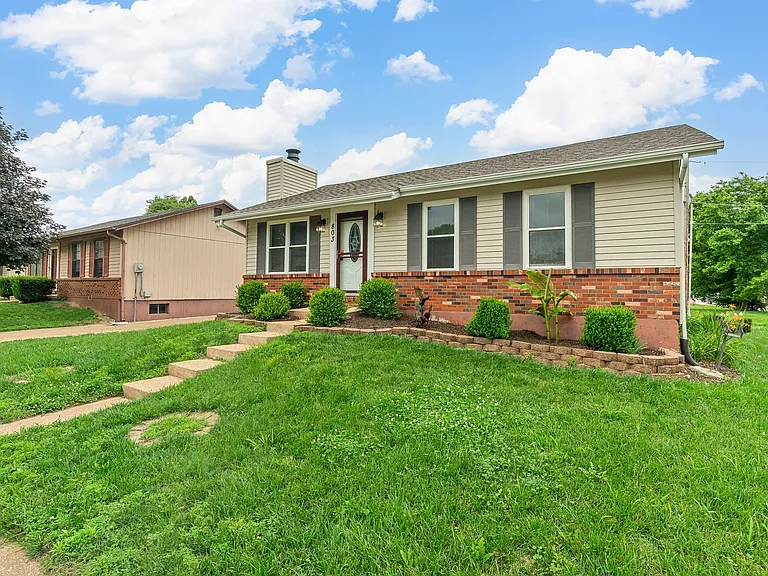 803 Matthews Dr — Photo 2