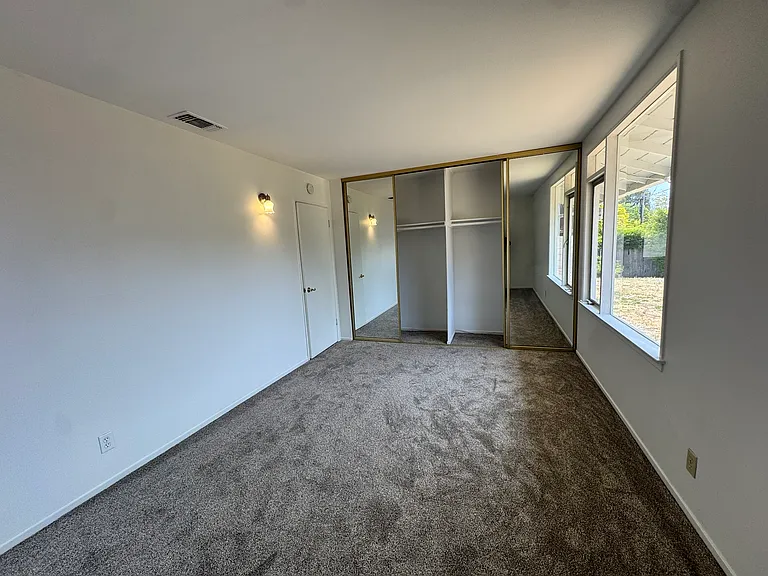 2441 Helena St — Photo 32