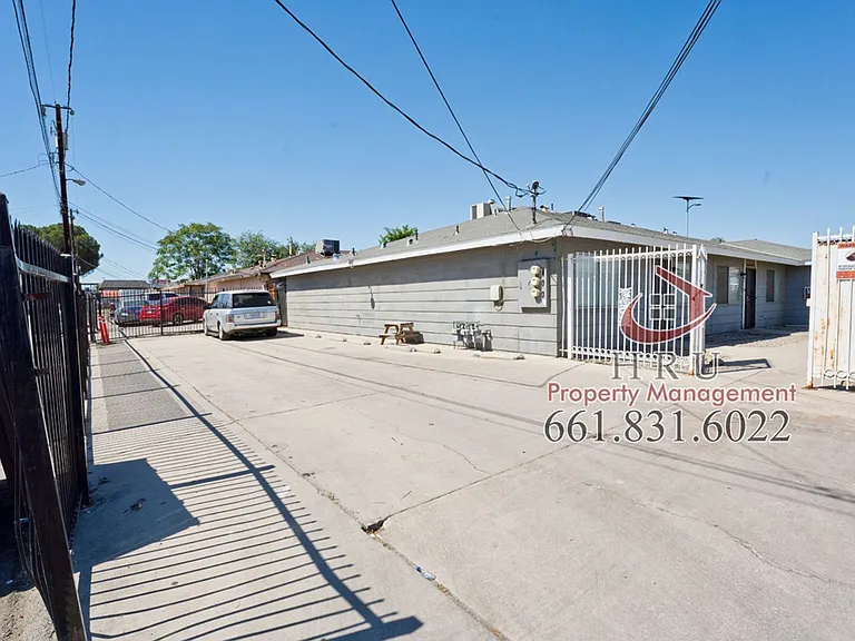2901 S Chester Ave — Photo 4