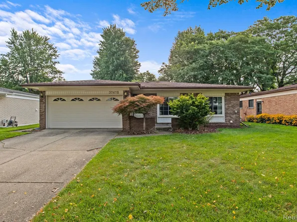 37672 Adrian Dr, Sterling Heights, MI 48310