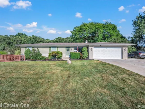3753 Country View Dr, Oxford, MI 48371