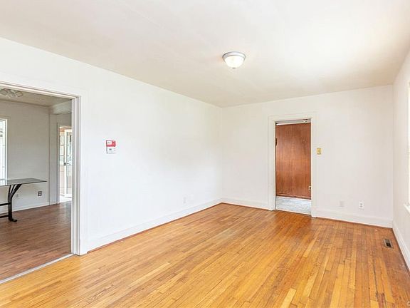 3rd image of 1637 Tennyson Ave