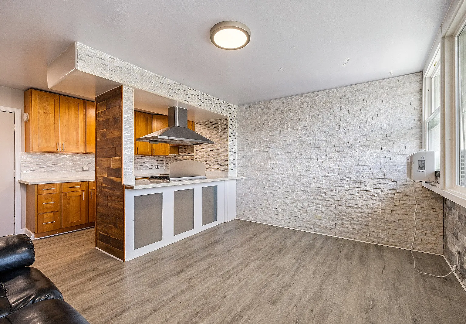 2 Bed / 1 Bath 1 Parking , Community Pool , Electricity, Water, Sewer & Gas Included, Secured Bui... — Photo 1