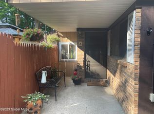 2 Brookview Ln, Troy, NY 12180