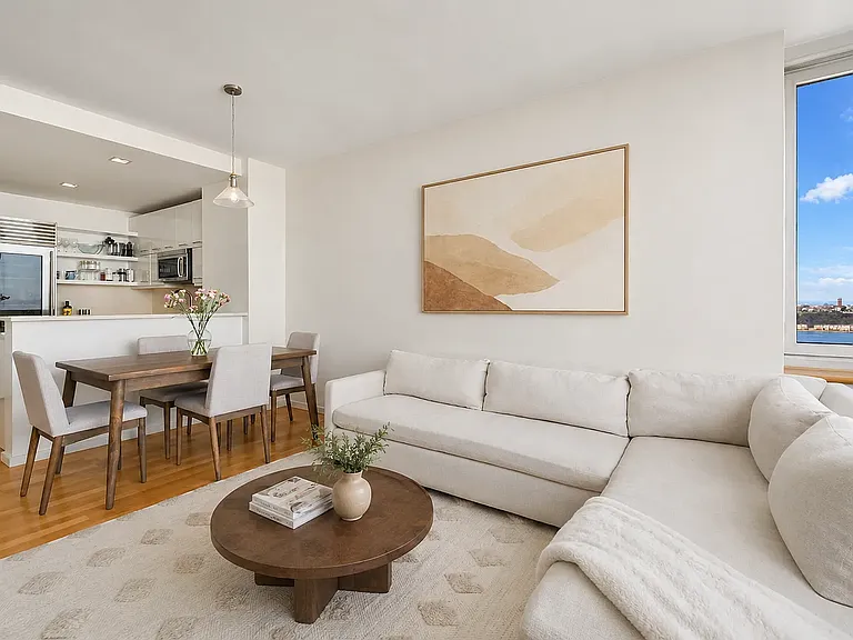 635 W 42nd St #24B — Photo 3