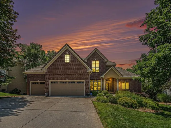 8127 Clearwater Dr, Parkville, MO 64152