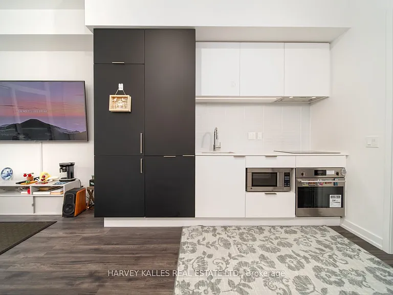 33 Helendale Ave #2607 — Photo 11