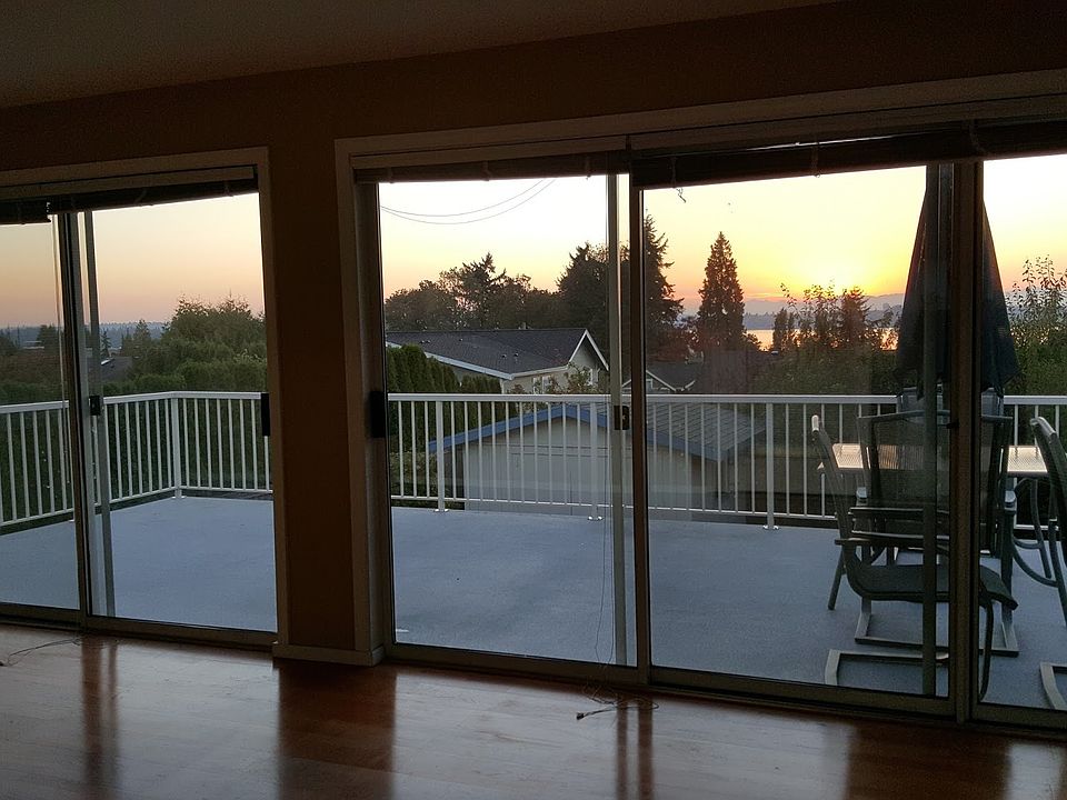 Big windows facing the lake view from family room