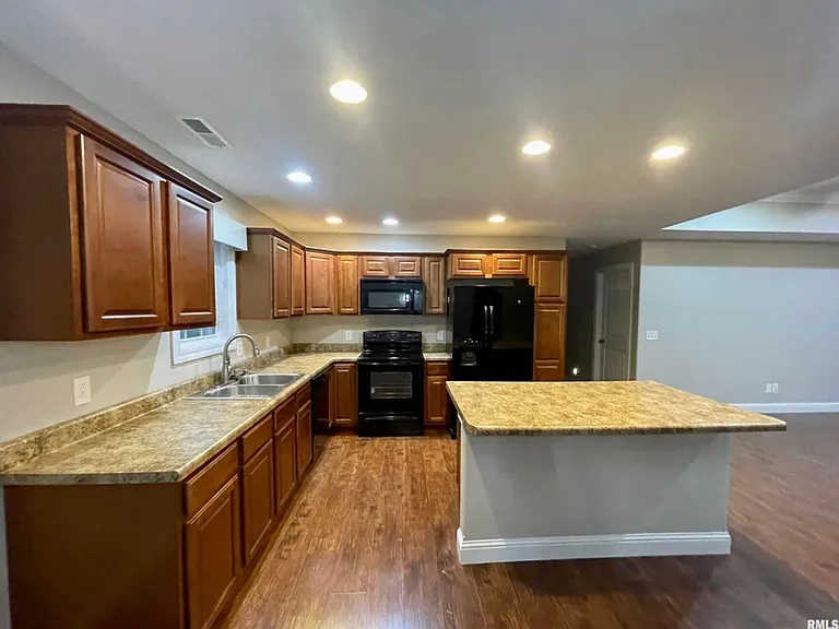 918 Whitecotton Dr — Photo 8
