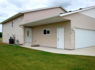 1216 Sunset St SW, Hutchinson, MN 55350