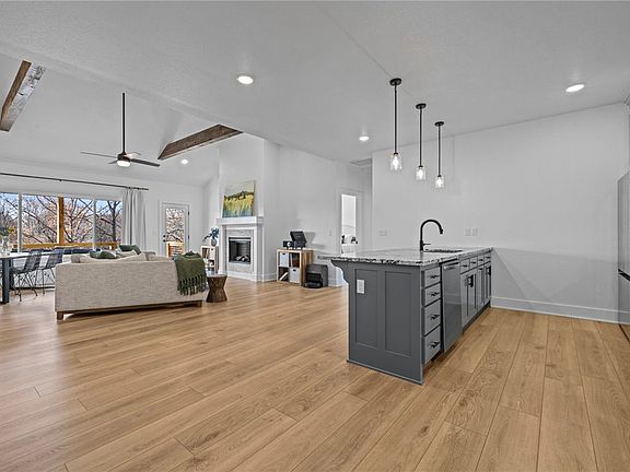 4th image of 22 Bradford Dr