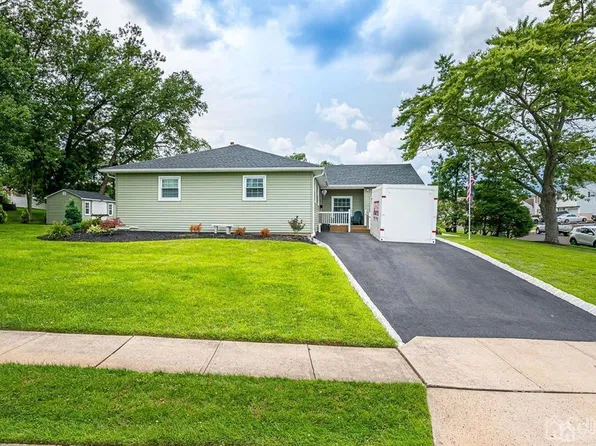 29 Schmitt St, Sayreville, NJ 08872