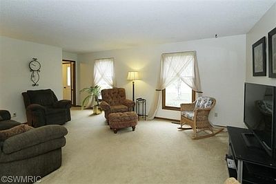 4th image of 465 Montague Dr