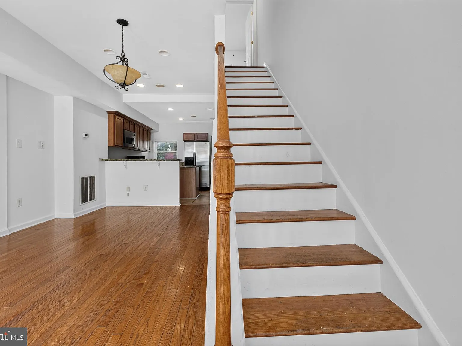 2 bed, 1.5 bath, 920 sqft, $1,750 — Photo 2
