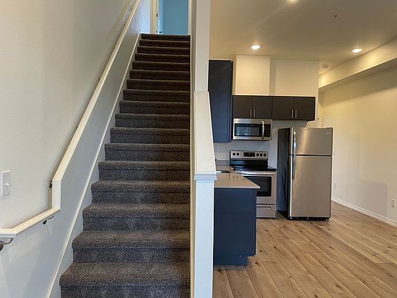 4th image of 2713 E Evergreen Blvd #108
