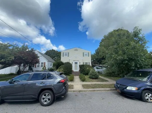 714 Elm St, Franklin Square, NY 11010