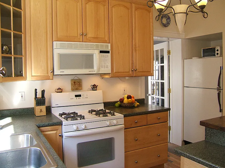 2930 N Melvina Ave — Photo 3