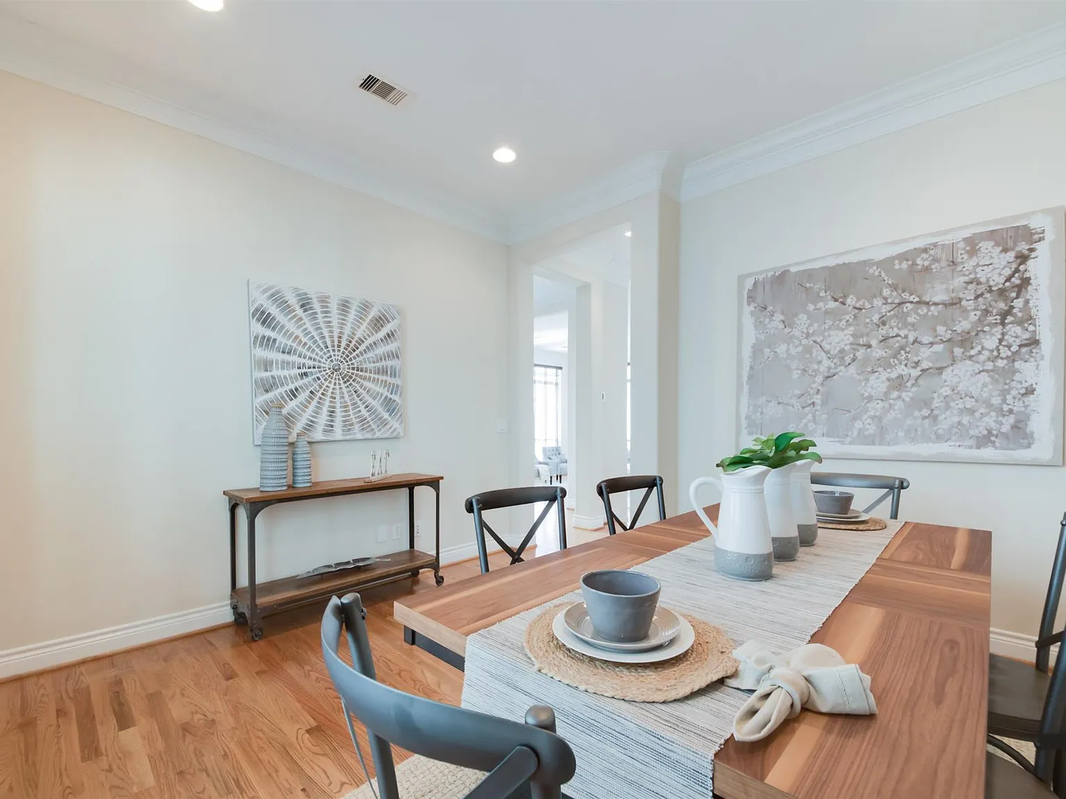3 bed, 3.5 bath, 2328 sqft, $2,900 — Photo 4