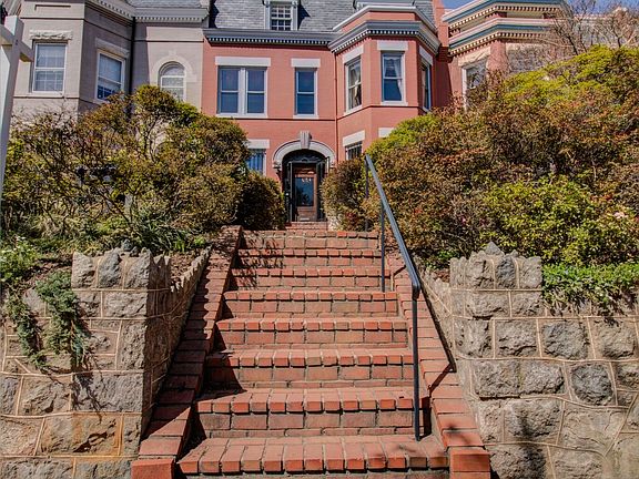 Steps down to South Carolina Ave SE