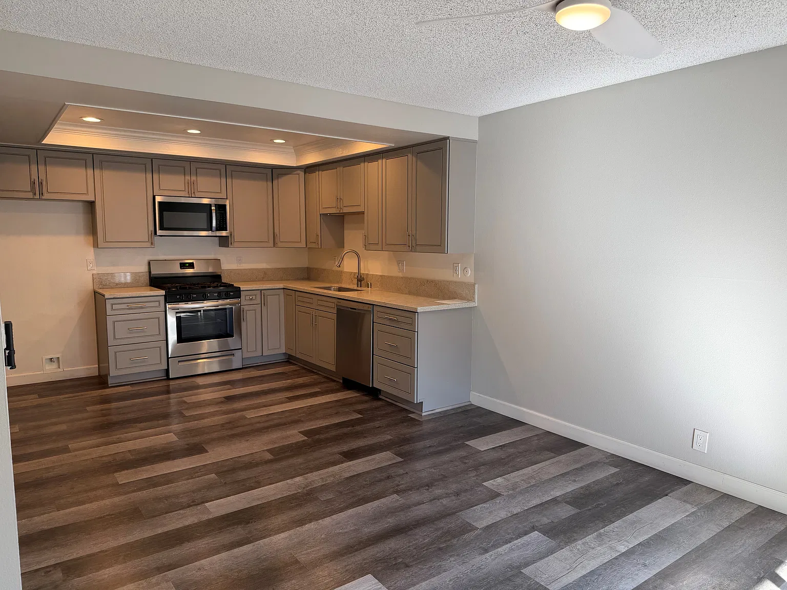 3 bed, 1700 sqft, $3,325 — Photo 1