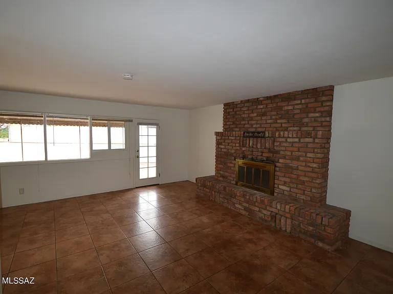 3957 E Hampton Pl — Photo 2